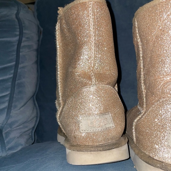 Size 4 gold glitter Ugg boots. Used, in good shape with only slight wear on heel - Picture 2 of 2